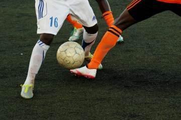 日本球迷赛后清理看台引热议，国内舆论关注家务分工问题（配图示意）